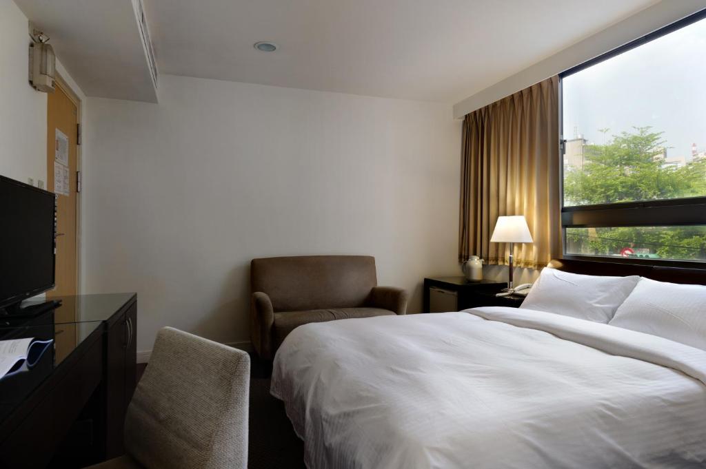 台北内江商旅的酒店的客房 - 带一张床、椅子和窗户
