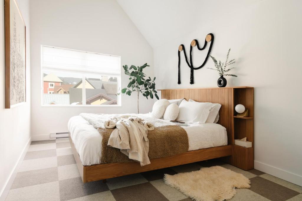 惠斯勒Ski-in/Ski-out Intentionally Designed Ski Lodge的一间卧室设有一张床和一个窗口