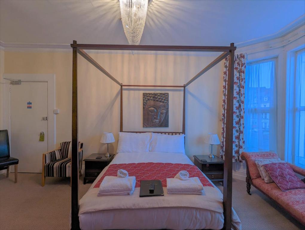 兰迪德诺塞纳斯旅馆的一间卧室配有天蓬床和沙发