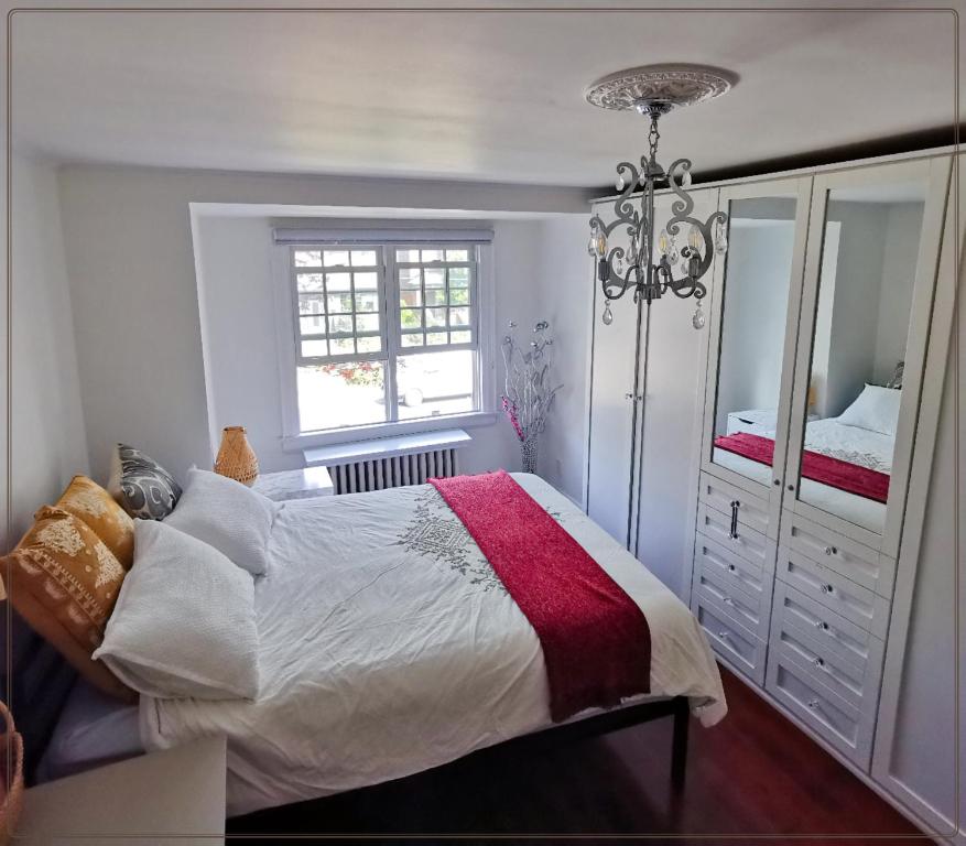 多伦多Toronto central area double bed room的一间卧室配有一张床、一个梳妆台和一扇窗户。
