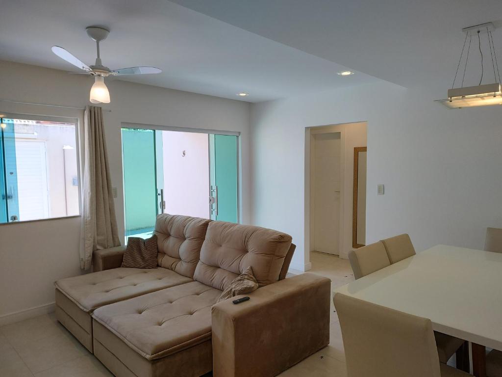 卡波布里奥Casa Sol Nascente的客厅配有沙发和桌子
