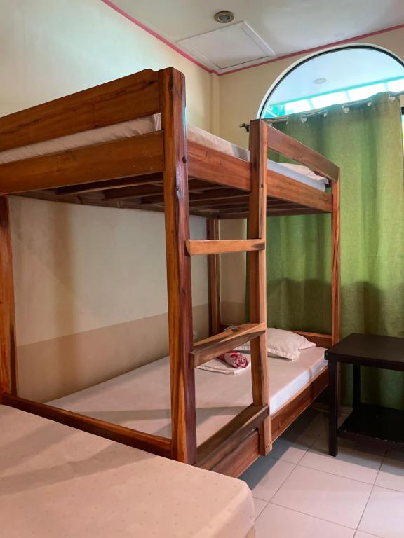 爱妮岛Austrias Guest House的客房内的两张双层床