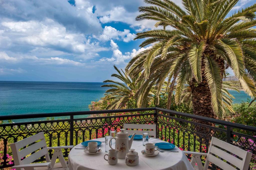 莫奈姆瓦夏Douka Sea Front Residencies的海景阳台上的桌子
