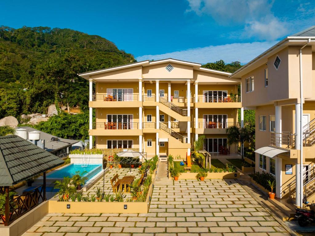 博瓦隆热带的向往公寓式酒店的享有带游泳池的建筑的空中景致