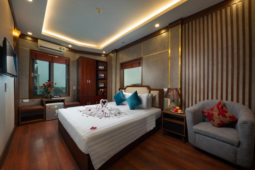 内排Hanoi Airport Hotel - Convenient & Friendly的一间卧室配有一张大床和一把椅子