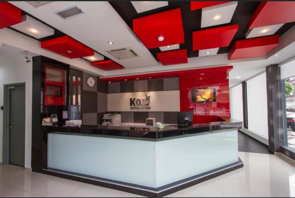 新山Kozi Hotel - Bukit Indah的一间红色橱柜和柜台的餐厅