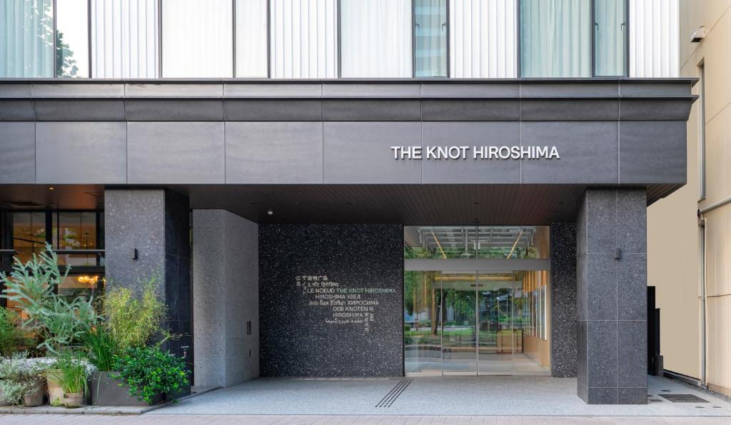 广岛THE KNOT HIROSHIMA的带有读取不远足标志的建筑物