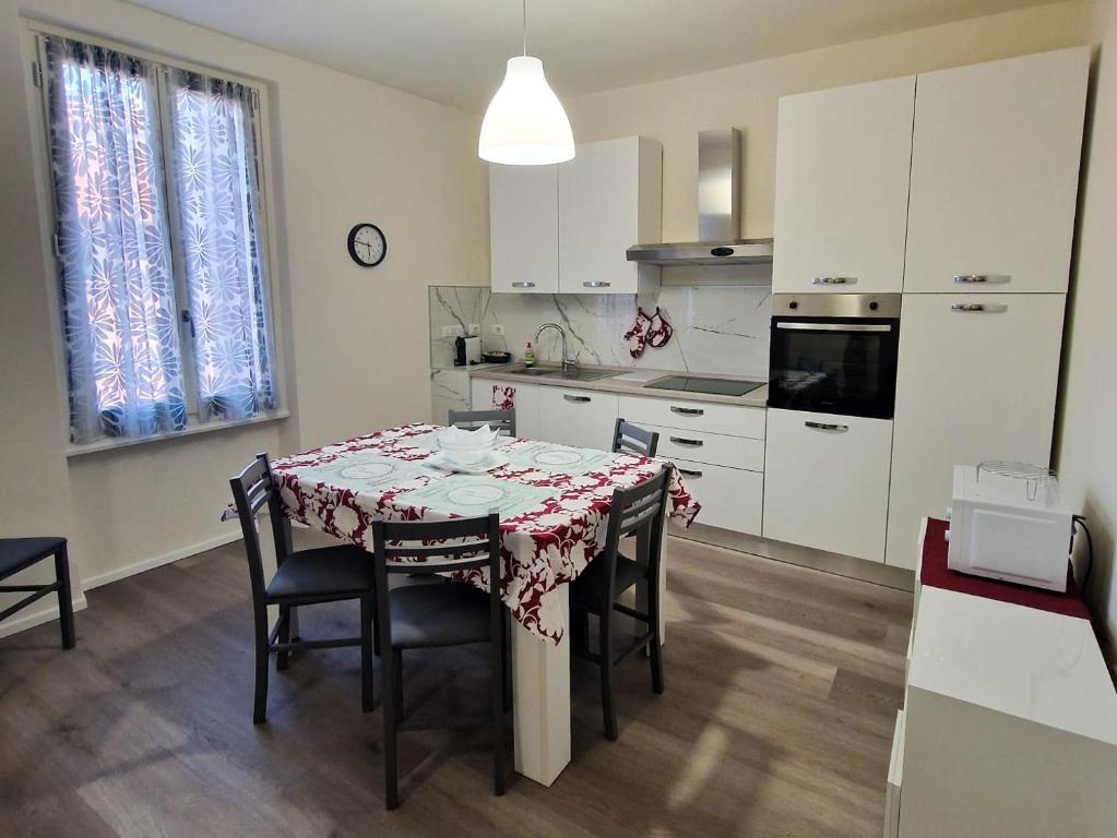 瓦拉泽Appartamento centralissimo,a 20 mt dal mare的一间厨房,里面配有桌椅