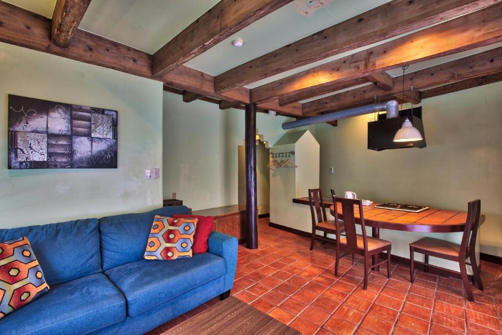 恩纳Kunigami-gun - Hotel / Vacation STAY 11195的客厅配有蓝色的沙发和桌子