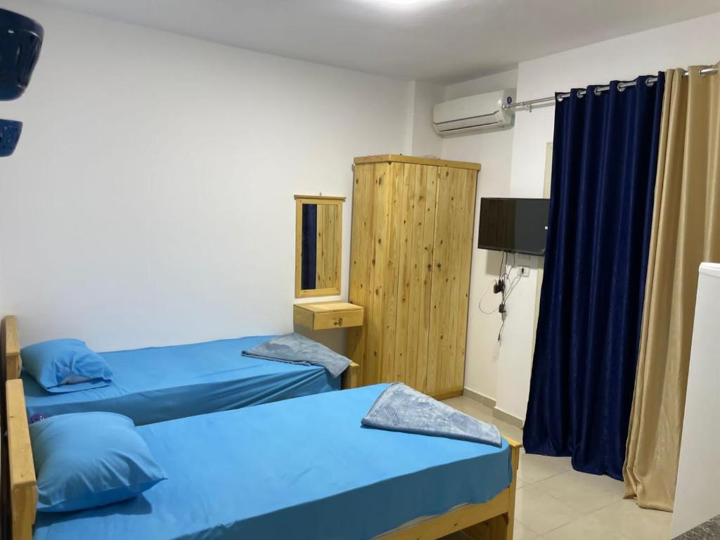 达哈布لوتس ١١٦的小房间设有两张床和窗户