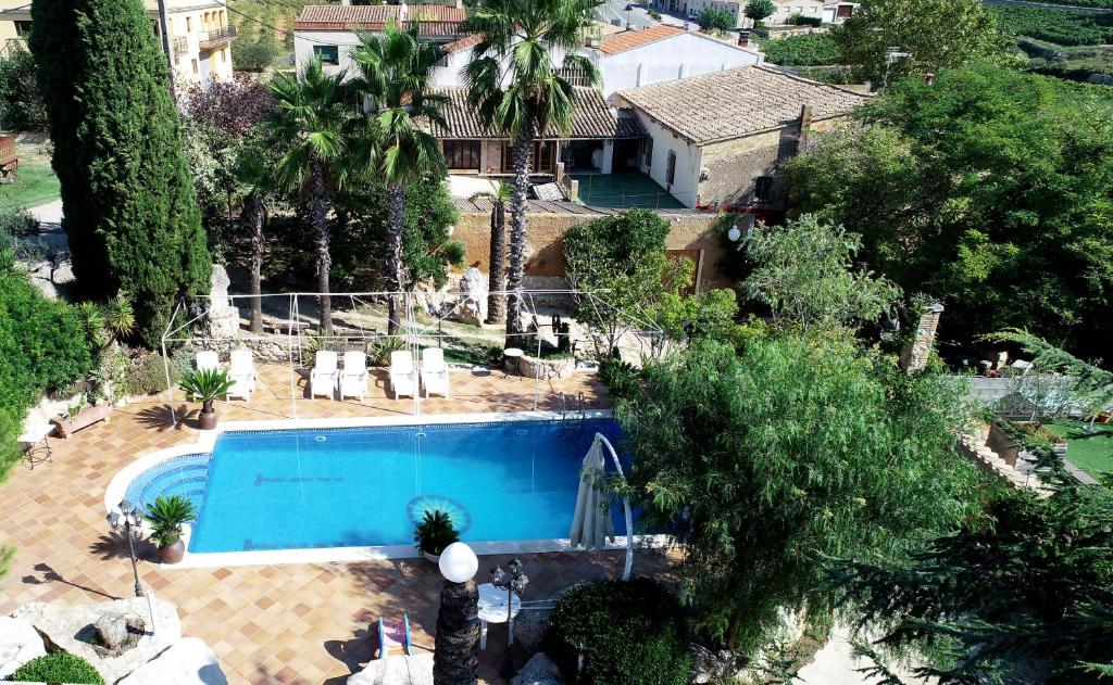 Sant Pau dʼOrdal埃尔雷契尔旅馆的享有带游泳池的房屋的空中景致