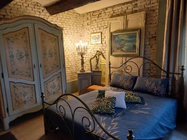 Villanova dʼAstiLa Boheme的一间卧室配有一张带蓝色床单和枕头的床。