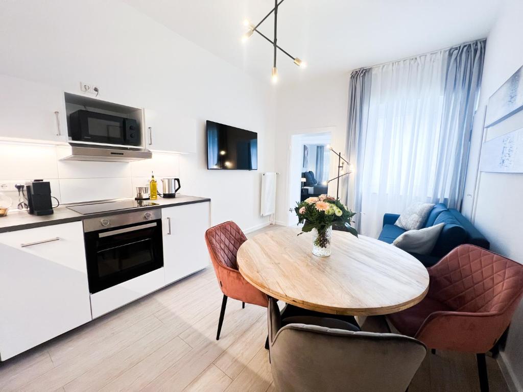杜塞尔多夫Apartment Düsseldorf City的厨房以及带桌椅的用餐室。