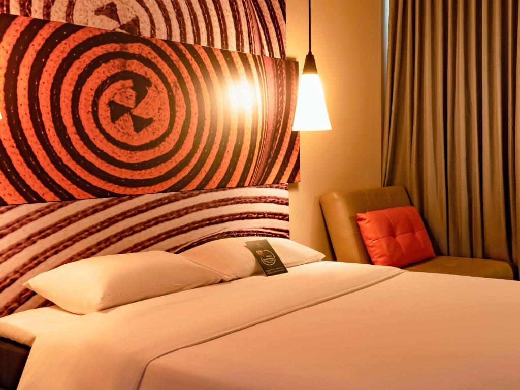 阿帕尔塔多ibis Apartado的配有一张床和一把椅子的酒店客房