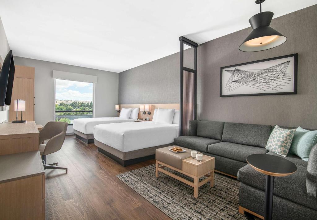 纽瓦克Hyatt Place Newark-Silicon Valley的酒店客房设有一张沙发和一张床