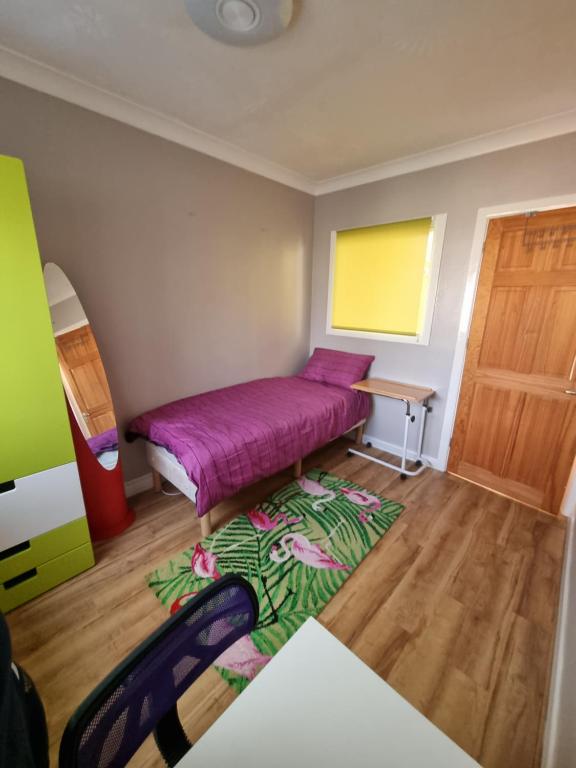 LonghamBeautiful guest house的一间小卧室,配有床和地毯