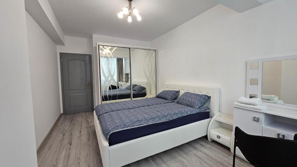 苏恰瓦Nordic Residence 28的白色卧室配有床和镜子