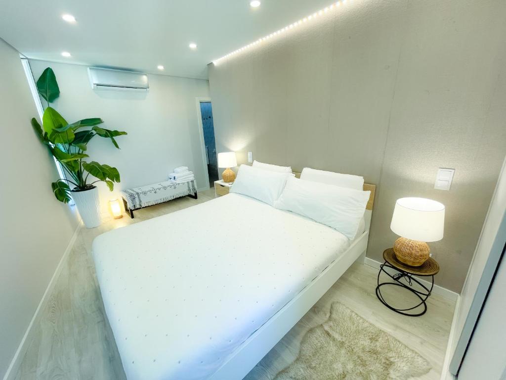里斯本Airport Lisbon Guest House的卧室配有一张白色大床