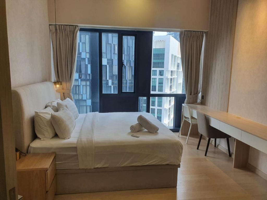 吉隆坡KLCC Ritz Residence STAR的酒店客房设有一张床和一个大窗户