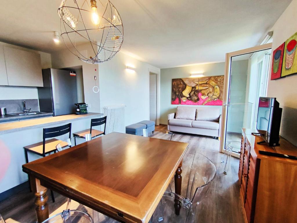 托尔诺Maison Carolina CIR-TORGNON-0004的一间厨房和客厅,客厅内配有木桌。