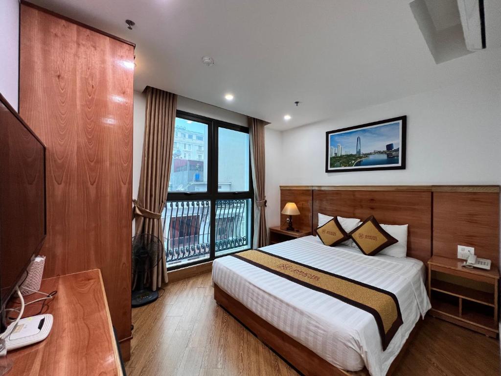 Hòa Ðình4M2 Hotel的酒店客房设有一张床和一个阳台。