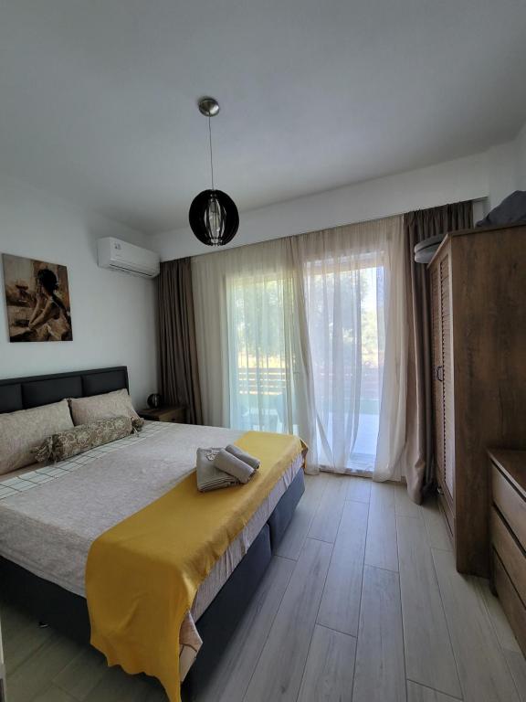斯卡拉拉乔伊Sol Greco Apartment的一间卧室配有一张黄色毯子床
