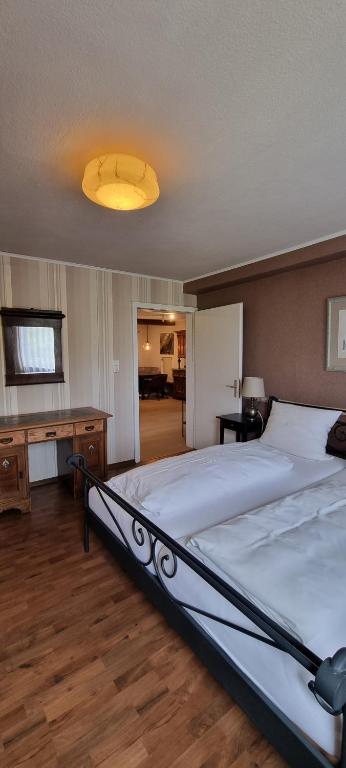 马克特布赖特Drachenburg的一间卧室配有一张大床和一张书桌