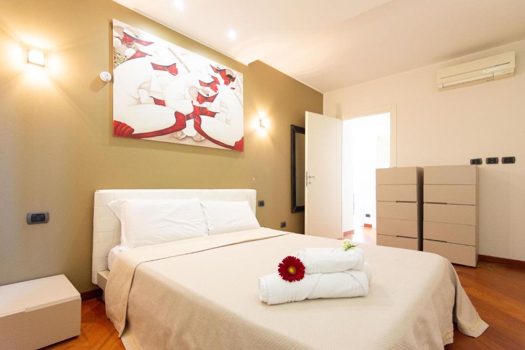 阿萨哥Assago amazing flat的卧室配有带毛巾的大型白色床