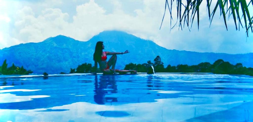 金塔马尼巴图尔火山旅馆的坐在水边的女人