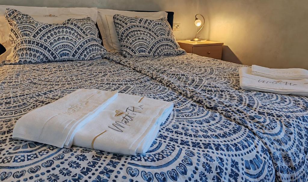 布莱德Matt's central place的一张带蓝色和白色毯子及枕头的床