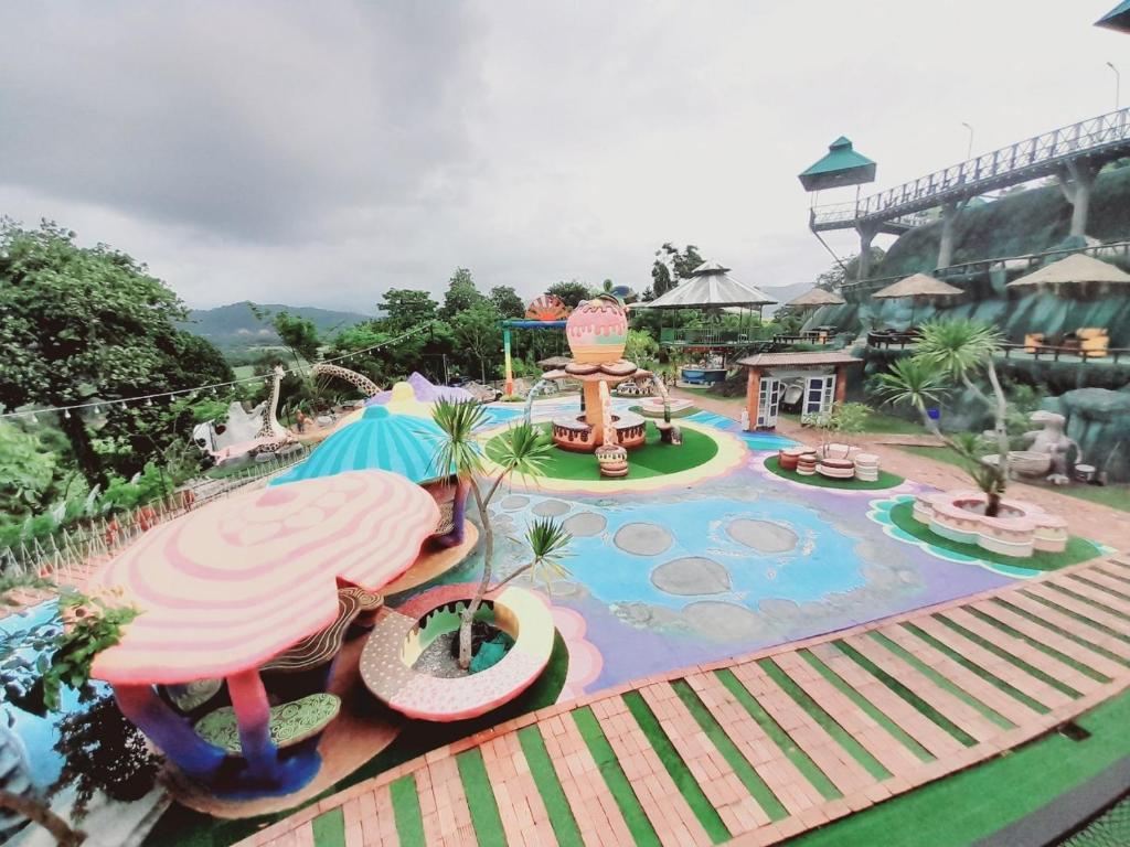 Takua PaBangmara Hill的度假村游泳池的图片