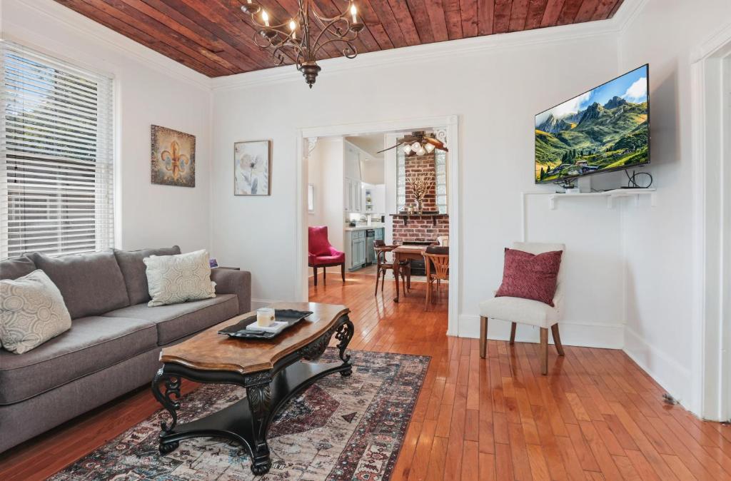 巴吞鲁日Redstick Cottage的客厅配有沙发和桌子