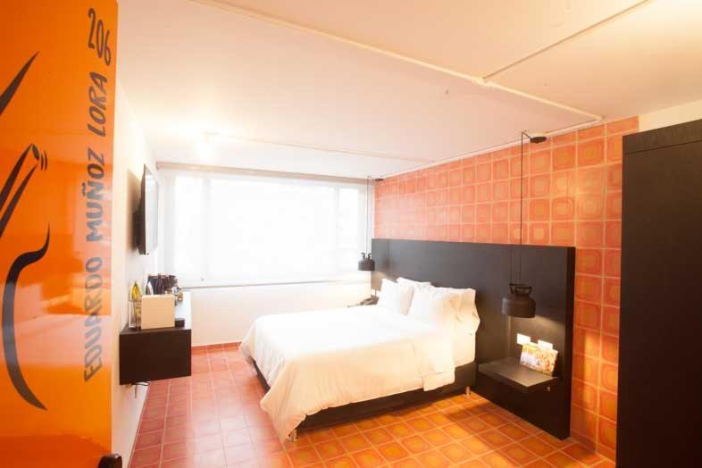 帕斯托Villaviciosa Hotel Boutique的卧室配有白色的床和窗户。