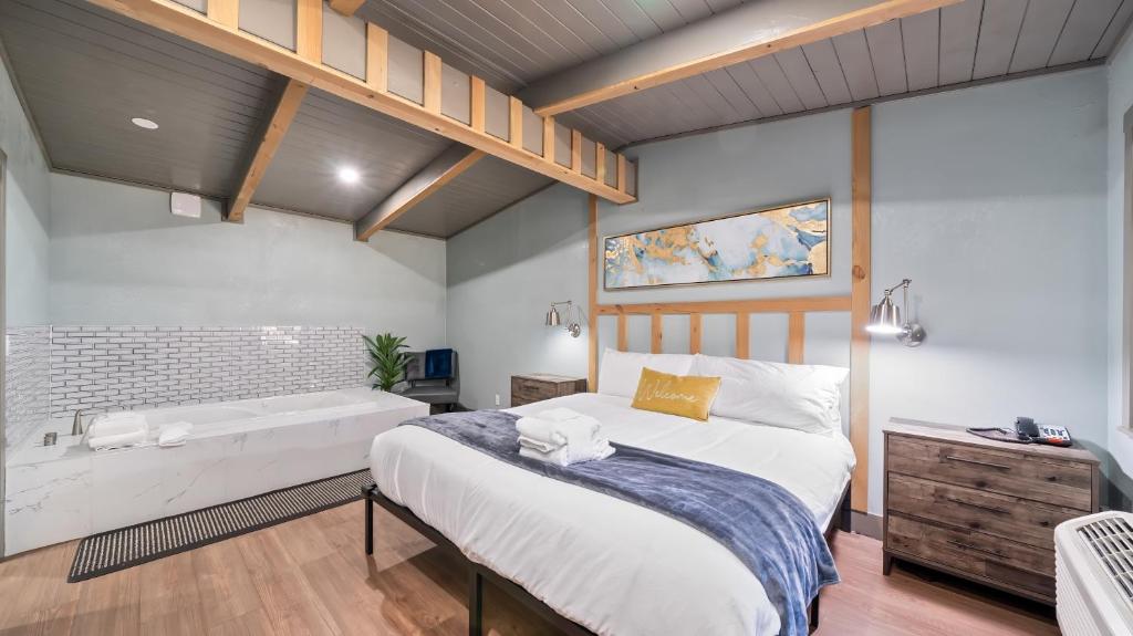 南太浩湖Blue Jay Lodge的一间卧室配有一张床和浴缸