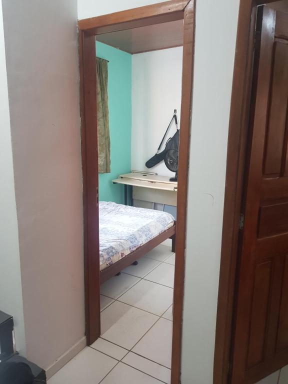 贝伦Quarto com cama de casal na Batista Campos的小房间设有床和镜子