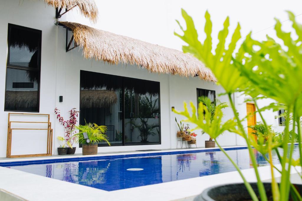 邦劳Panglao Lofts的一座带游泳池和度假村的别墅