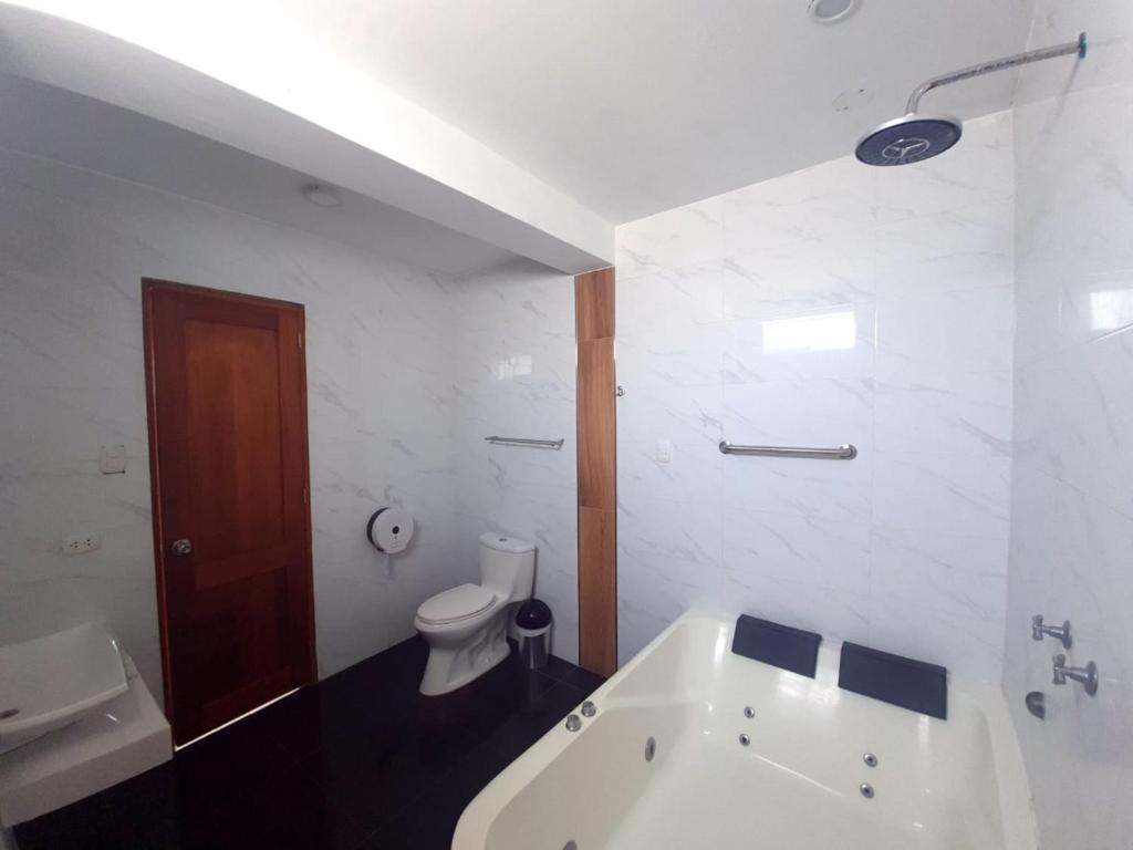Hotel Golf Paracas的一间浴室