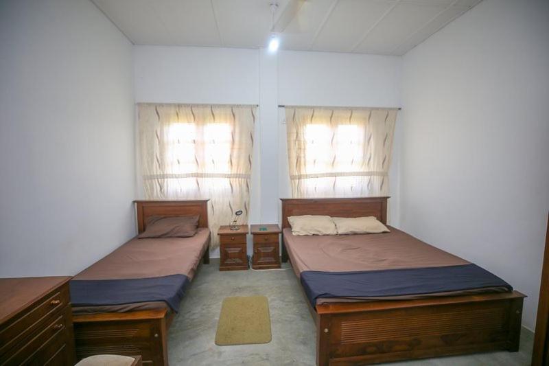 马纳尔Donkey clinic and education center的带2扇窗户的客房内的2张床