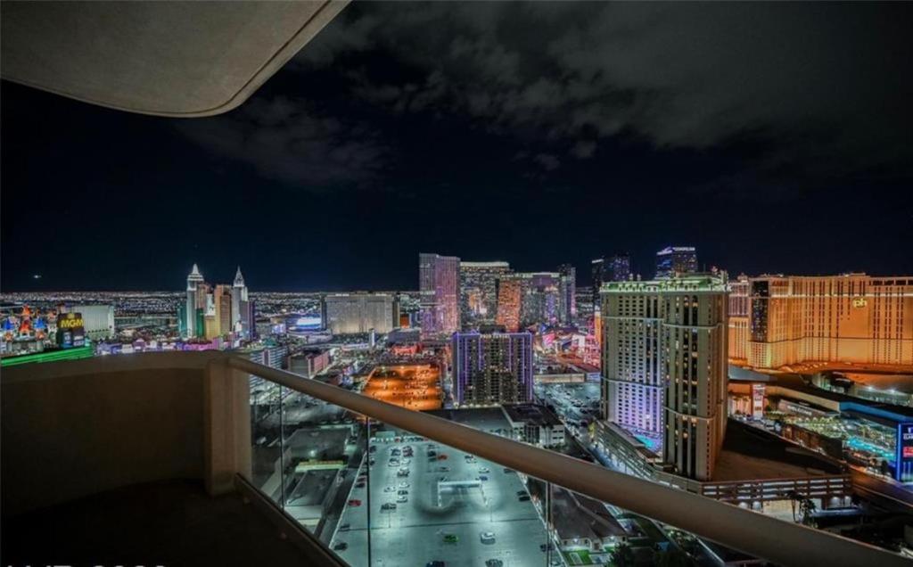 拉斯维加斯Premium Suite MGM Signature HIGH FLR Balcony Strip View的城市夜间交通景观