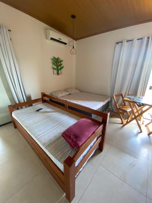 安格拉杜斯雷斯Residencial Aquidabã的一间卧室设有两张双层床和一张桌子