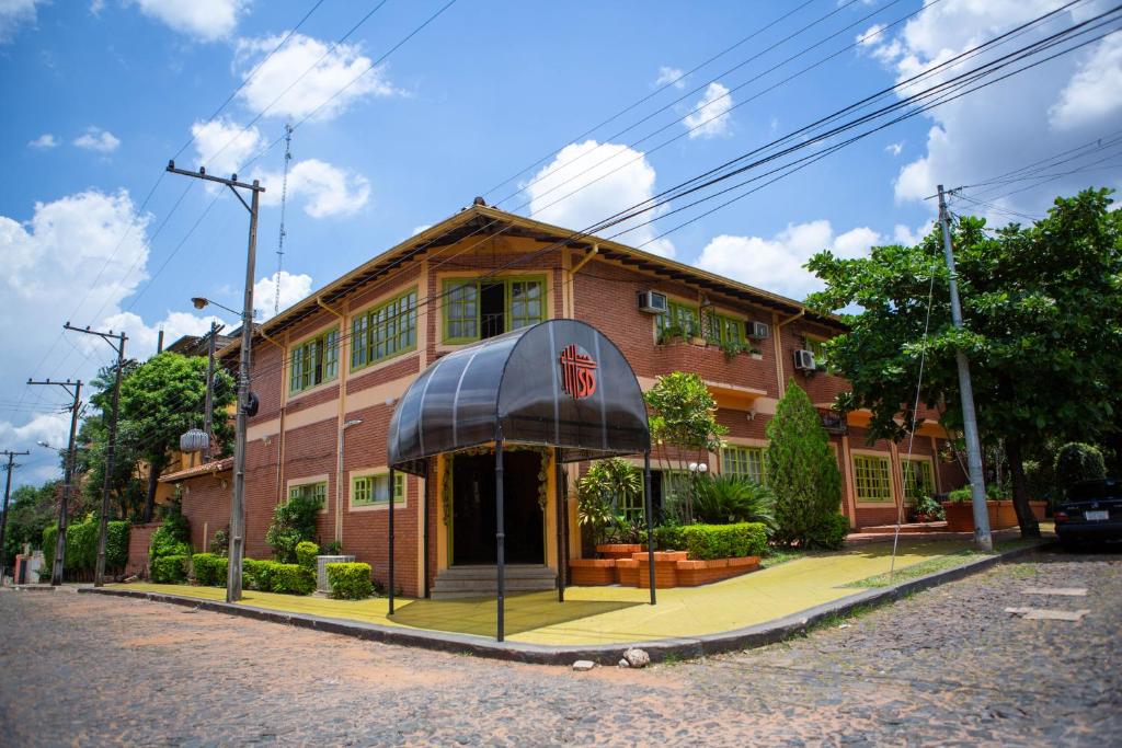 亚松森Hotel Santo Domingo的黑色遮阳篷的红砖建筑