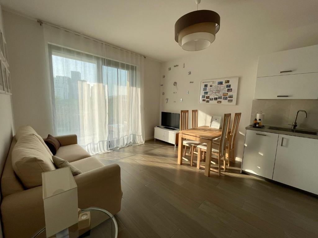 佩罗Stupendo appartamento in Fiera Milano-Up Town的带沙发和桌子的客厅以及厨房。