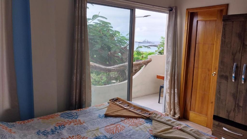 巴克里索莫雷诺港Hostal Cabañas Don Jorge的一间卧室设有一张床和一个大型玻璃门