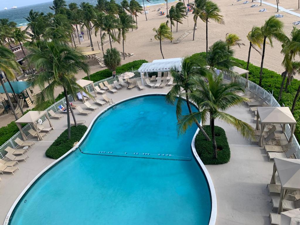 劳德代尔堡拉戈马尔海滩度假俱乐部酒店的享有游泳池和海滩的上方景色