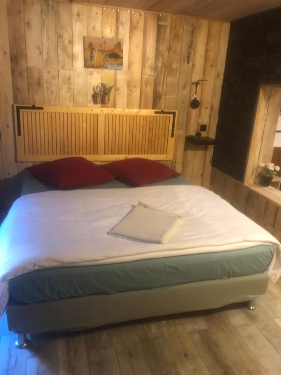 马赛ARTIN的木墙客房内的一张大床
