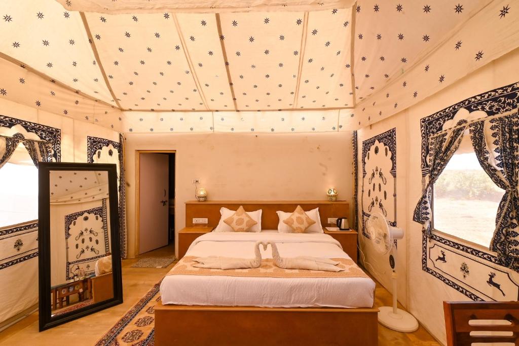 斋沙默尔Shrinath Desert Camp的卧室配有一张床