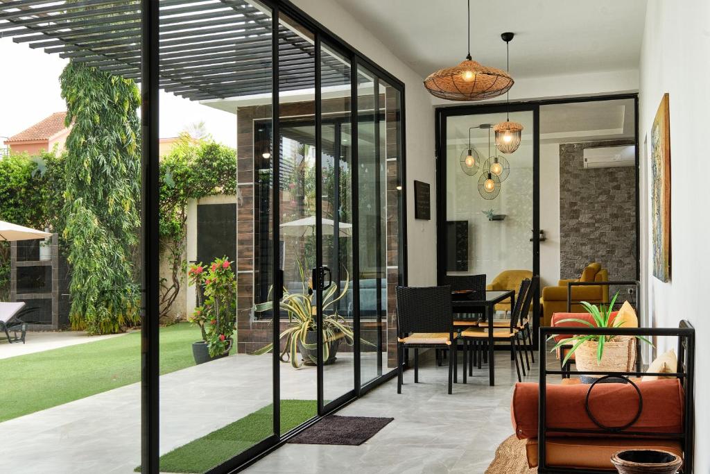 恩加帕鲁Villa Umy的玻璃延伸的房屋,设有用餐室