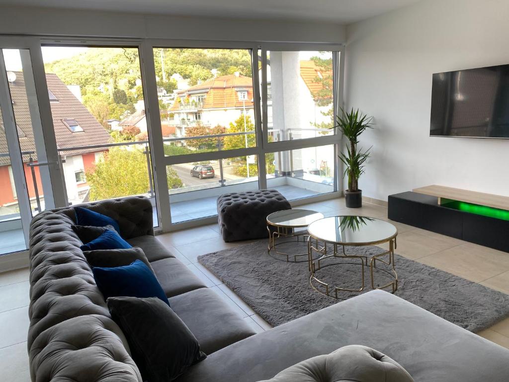 陶努斯山麓霍夫海姆Valley of Business Frankfurt-West - Penthouse Nº1 - Three-Bedroom的带沙发和大窗户的客厅