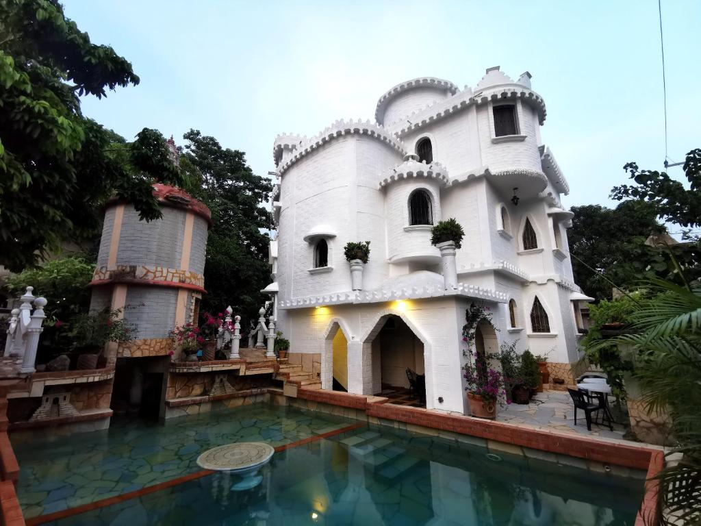 帕伦克Mitico El Castillo的一座带游泳池的大型白色房屋