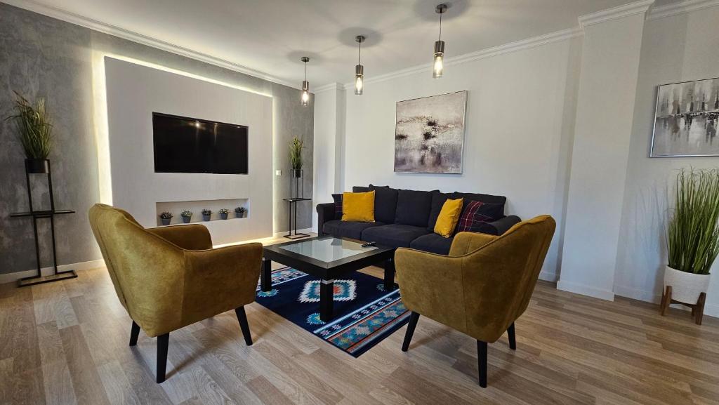 格拉130m² Designerwohnung mit 2 Vollbädern的客厅配有沙发和桌椅